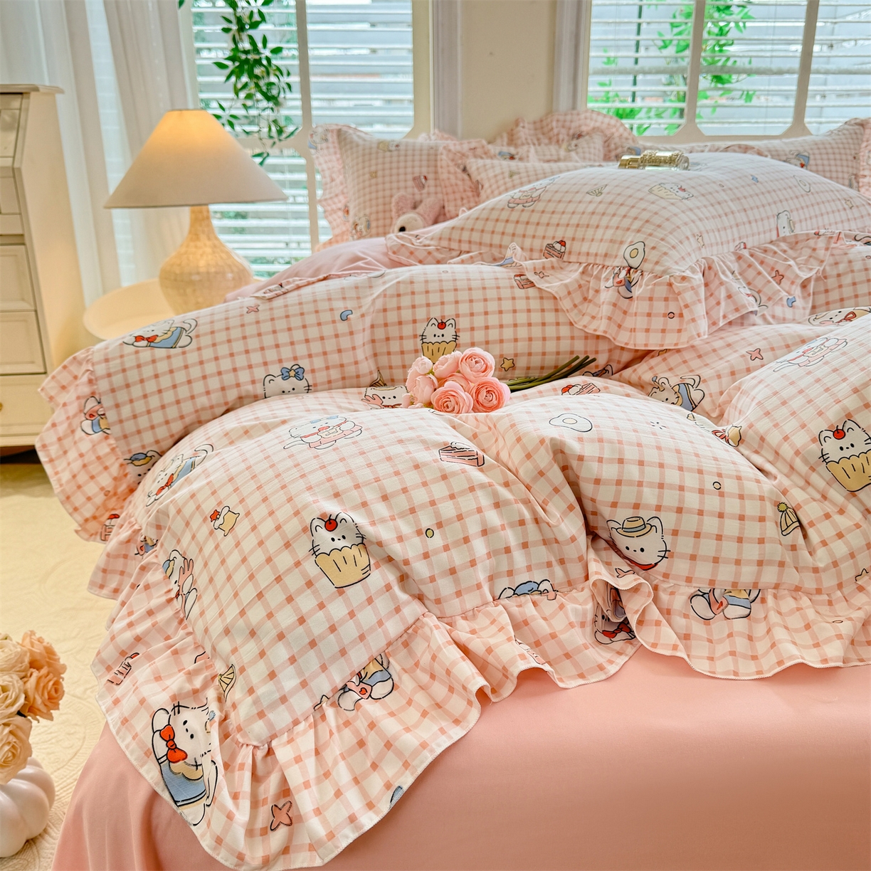 91家纺网 家纺一手货源 找家纺 经年 2026新款韩版花边水洗云朵棉四件套 粉格小猫