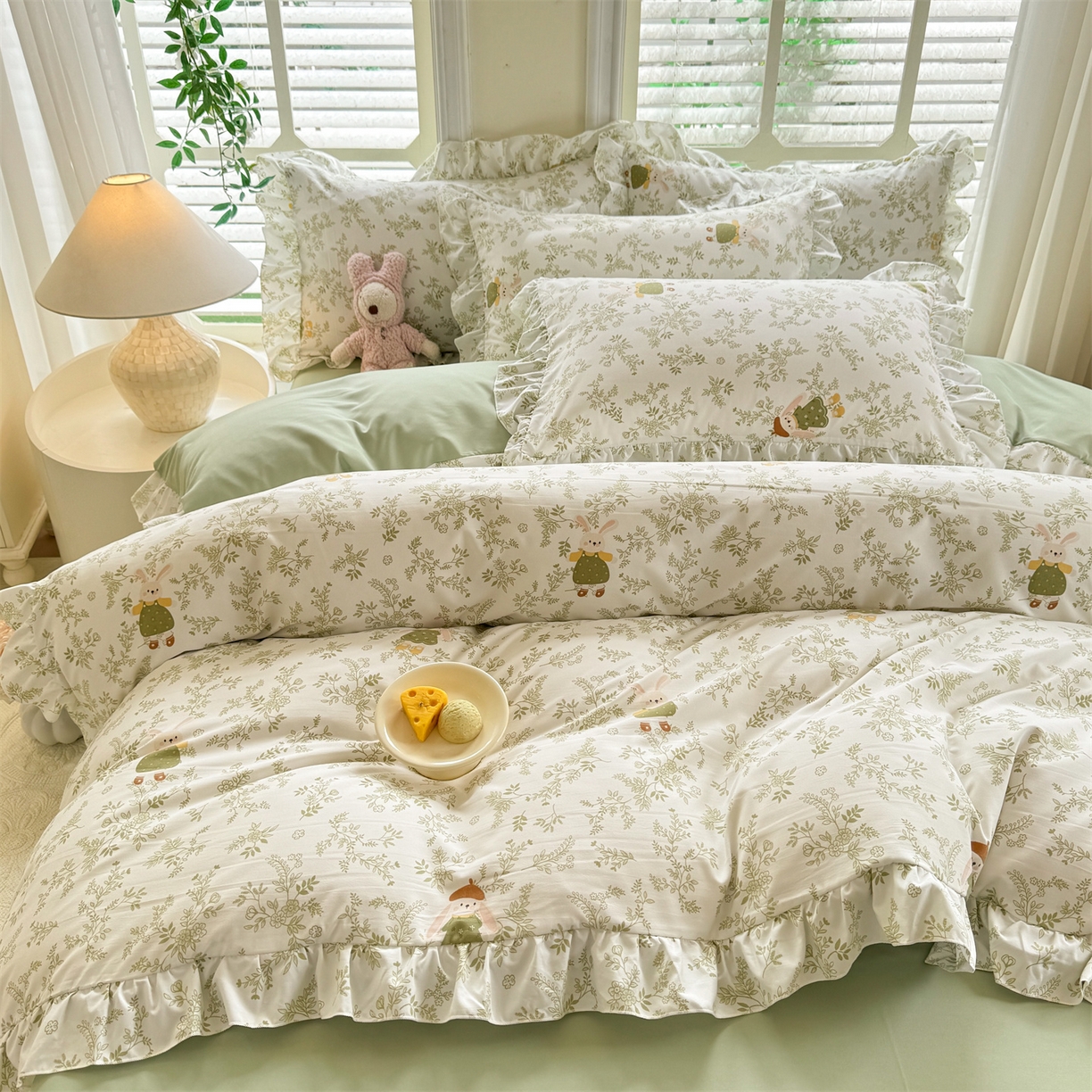 91家纺网 家纺一手货源 找家纺 经年 2026新款韩版花边水洗云朵棉四件套 森林兔绿