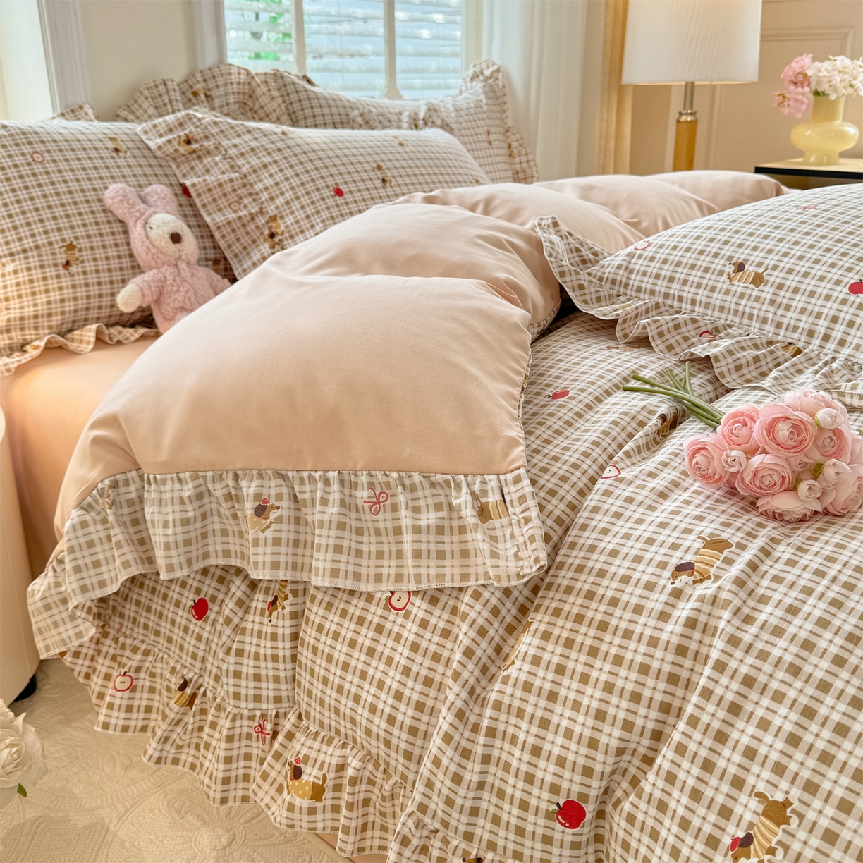 91家纺网 家纺一手货源 找家纺 经年 2026新款韩版花边水洗云朵棉四件套 美拉腊肠狗