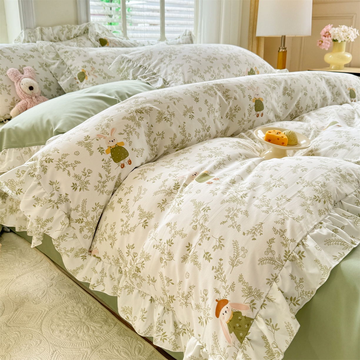 91家纺网 家纺一手货源 找家纺 经年 2026新款韩版花边水洗云朵棉四件套 森林兔绿