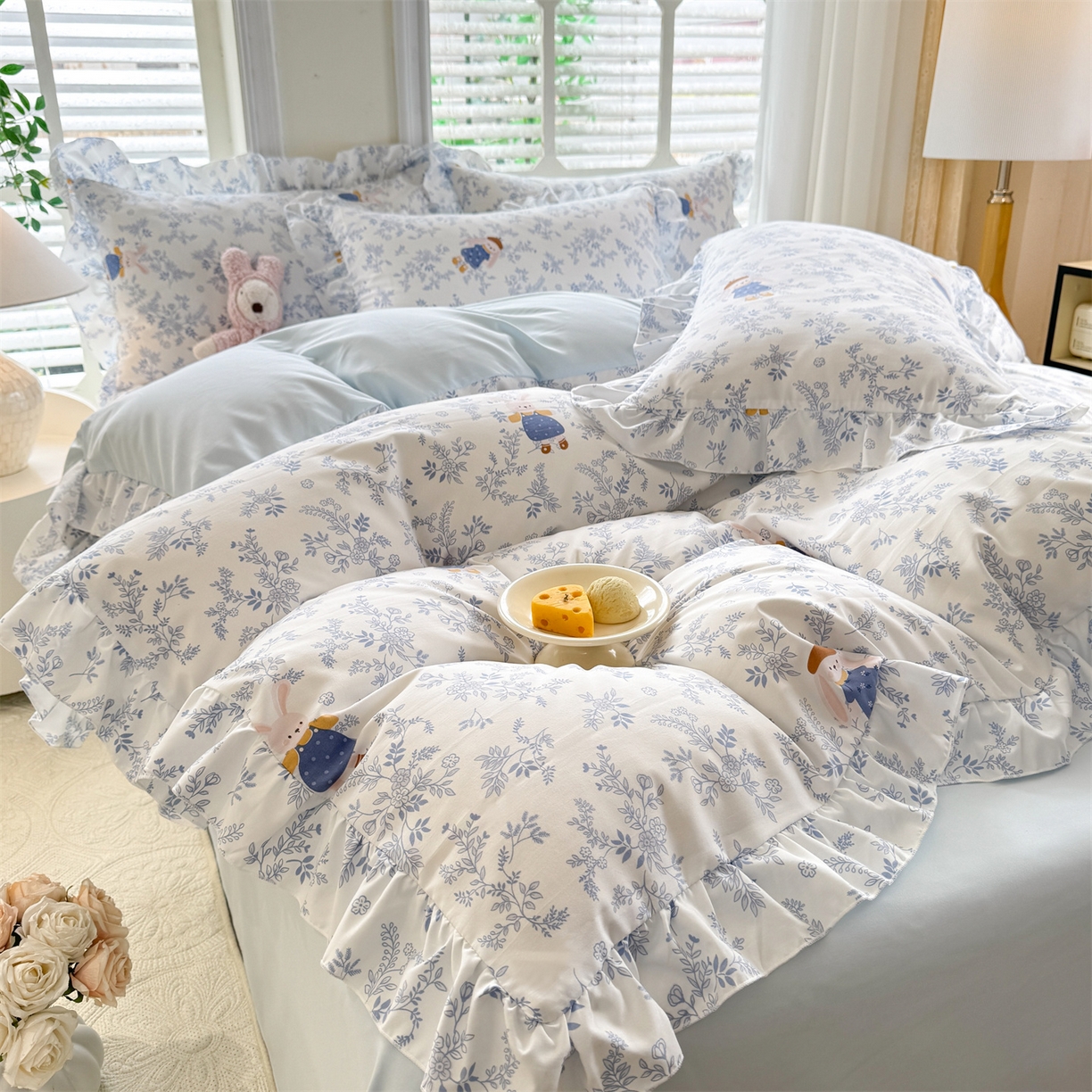 91家纺网 家纺一手货源 找家纺 经年 2026新款韩版花边水洗云朵棉四件套 森林兔蓝