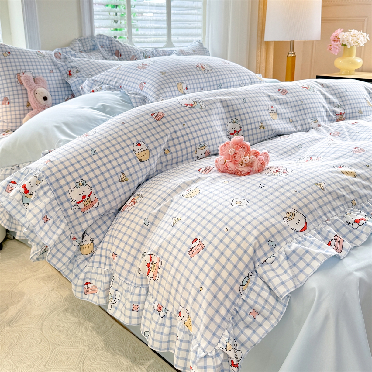 91家纺网 家纺一手货源 找家纺 经年 2026新款韩版花边水洗云朵棉四件套 蓝格小猫