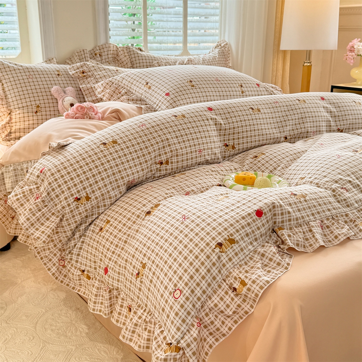 91家纺网 家纺一手货源 找家纺 经年 2026新款韩版花边水洗云朵棉四件套 美拉腊肠狗