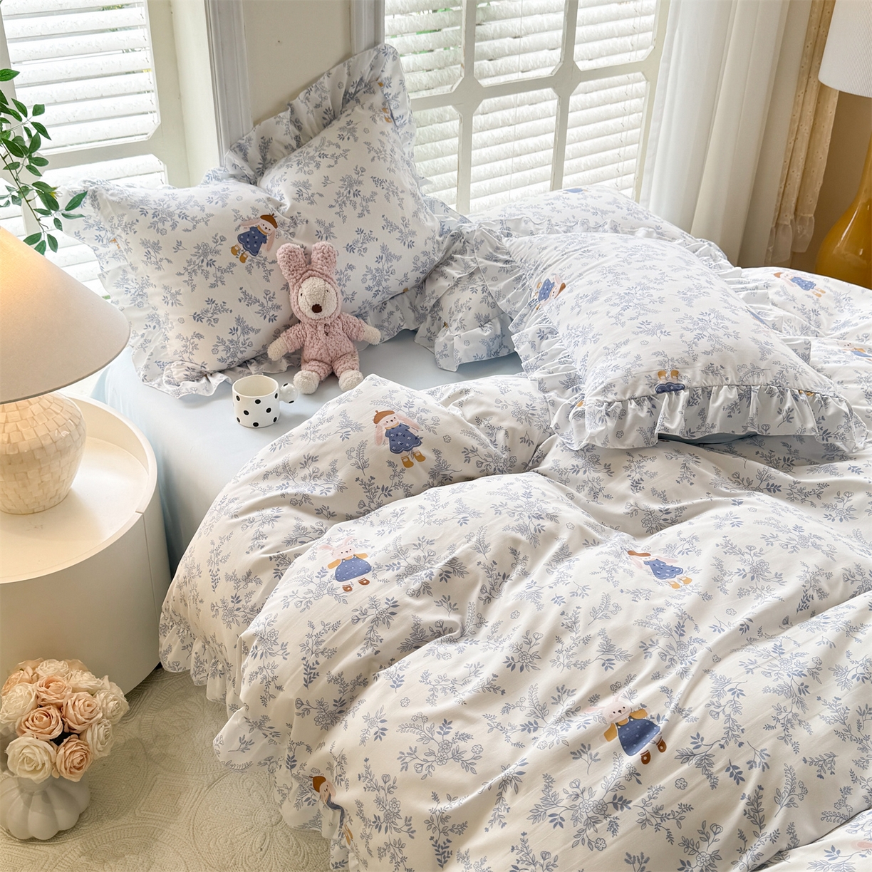 91家纺网 家纺一手货源 找家纺 经年 2026新款韩版花边水洗云朵棉四件套 森林兔蓝