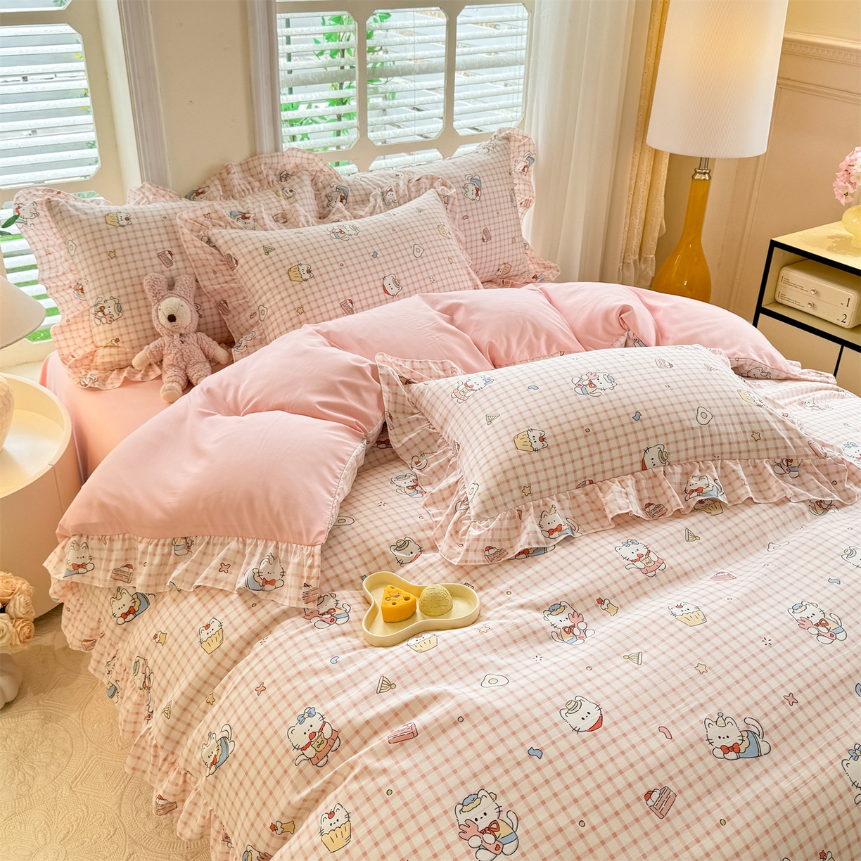 91家纺网 家纺一手货源 找家纺 经年 2026新款韩版花边水洗云朵棉四件套 粉格小猫