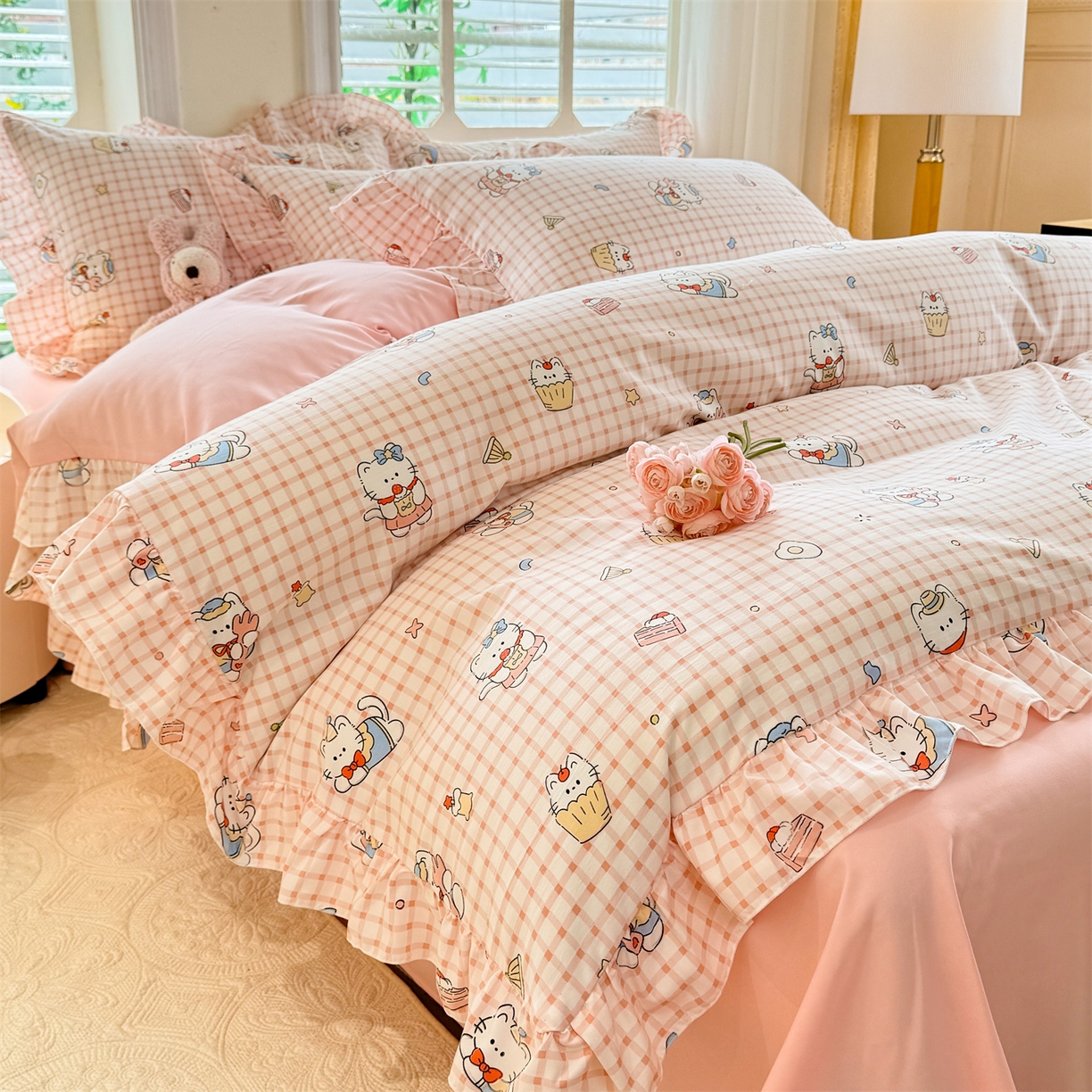 91家纺网 家纺一手货源 找家纺 经年 2026新款韩版花边水洗云朵棉四件套 粉格小猫