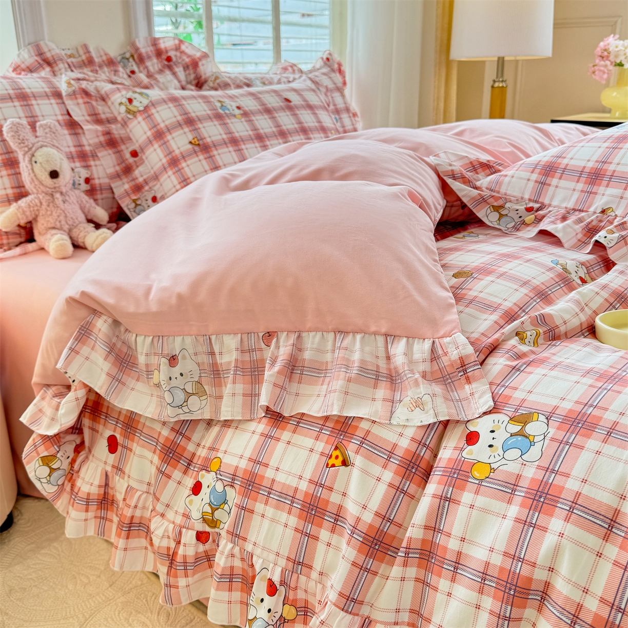 91家纺网 家纺一手货源 找家纺 经年 2026新款韩版花边水洗云朵棉四件套 复古K猫粉