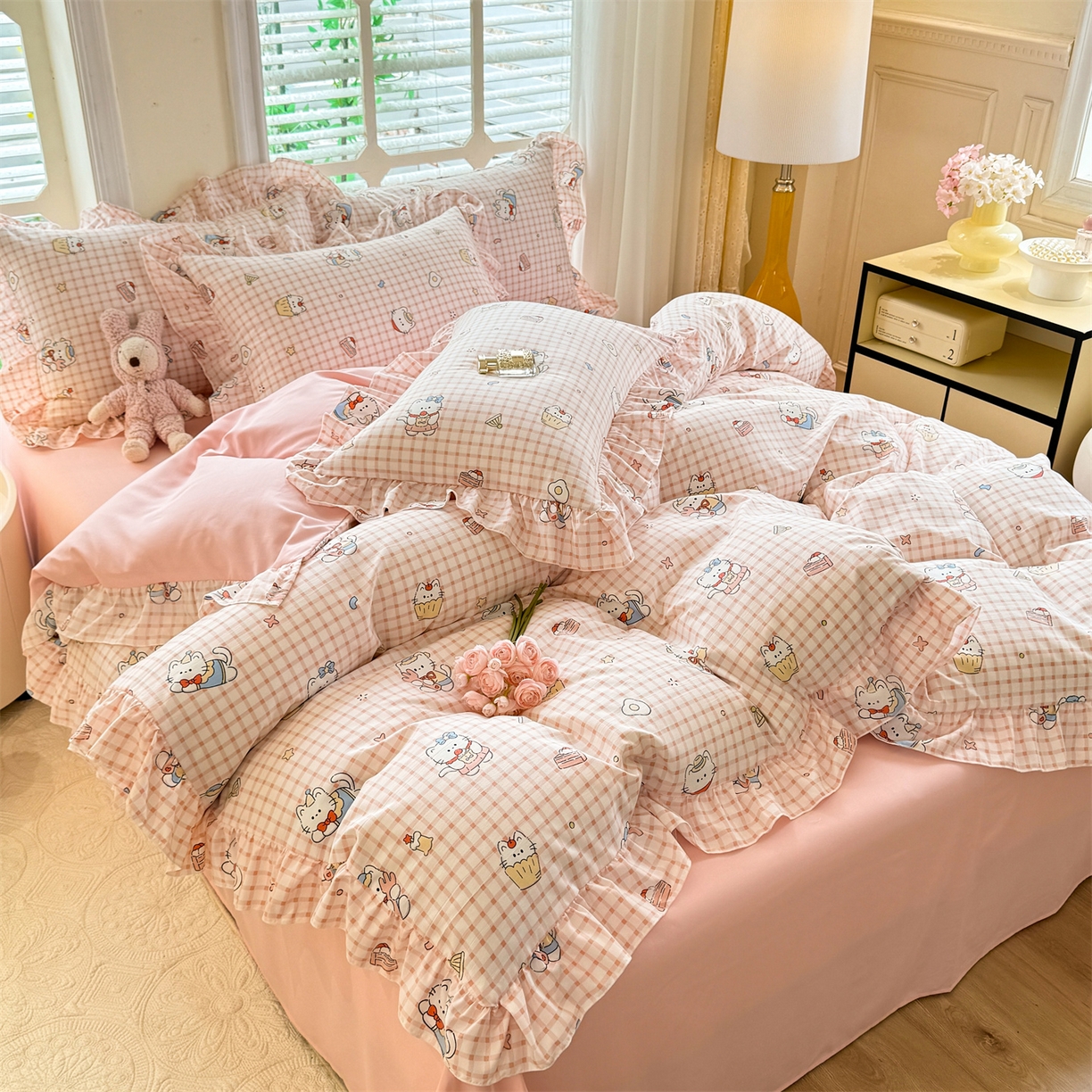 91家纺网 家纺一手货源 找家纺 经年 2026新款韩版花边水洗云朵棉四件套 粉格小猫