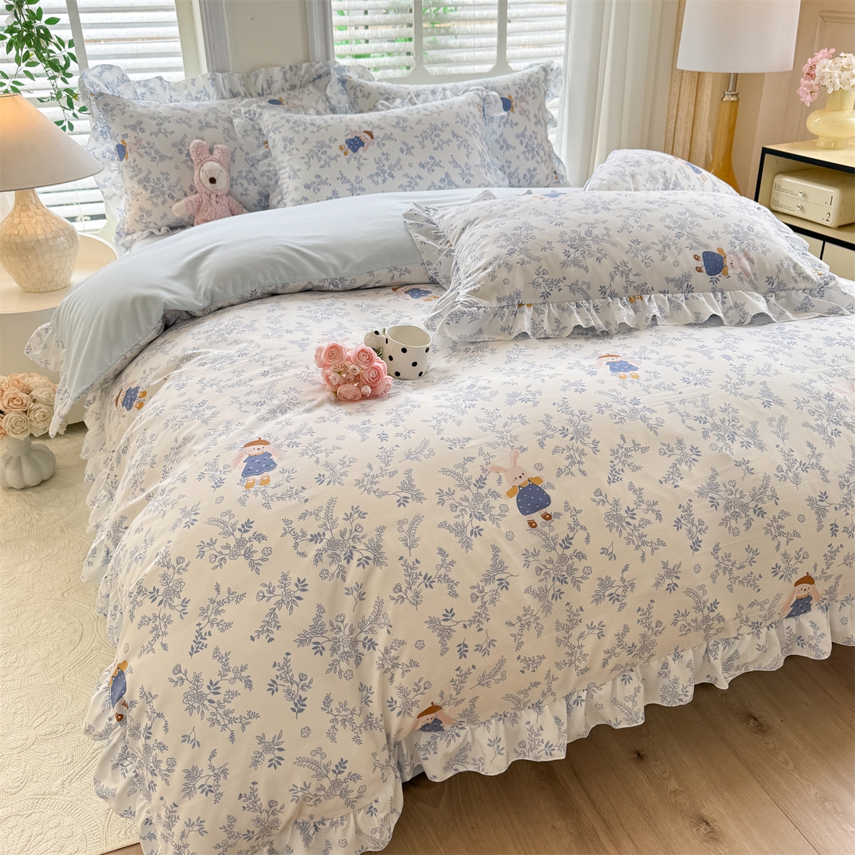 91家纺网 家纺一手货源 找家纺 经年 2026新款韩版花边水洗云朵棉四件套 森林兔蓝