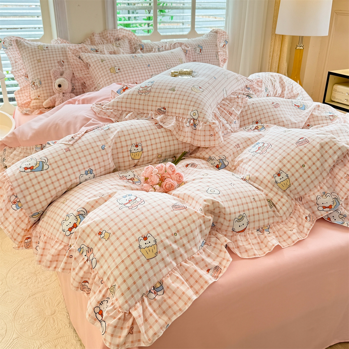 91家纺网 家纺一手货源 找家纺 经年 2026新款韩版花边水洗云朵棉四件套 粉格小猫