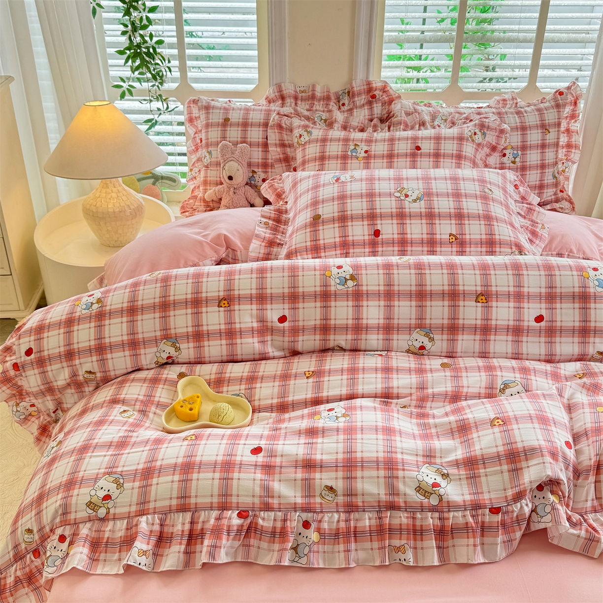 91家纺网 家纺一手货源 找家纺 经年 2026新款韩版花边水洗云朵棉四件套 复古K猫粉