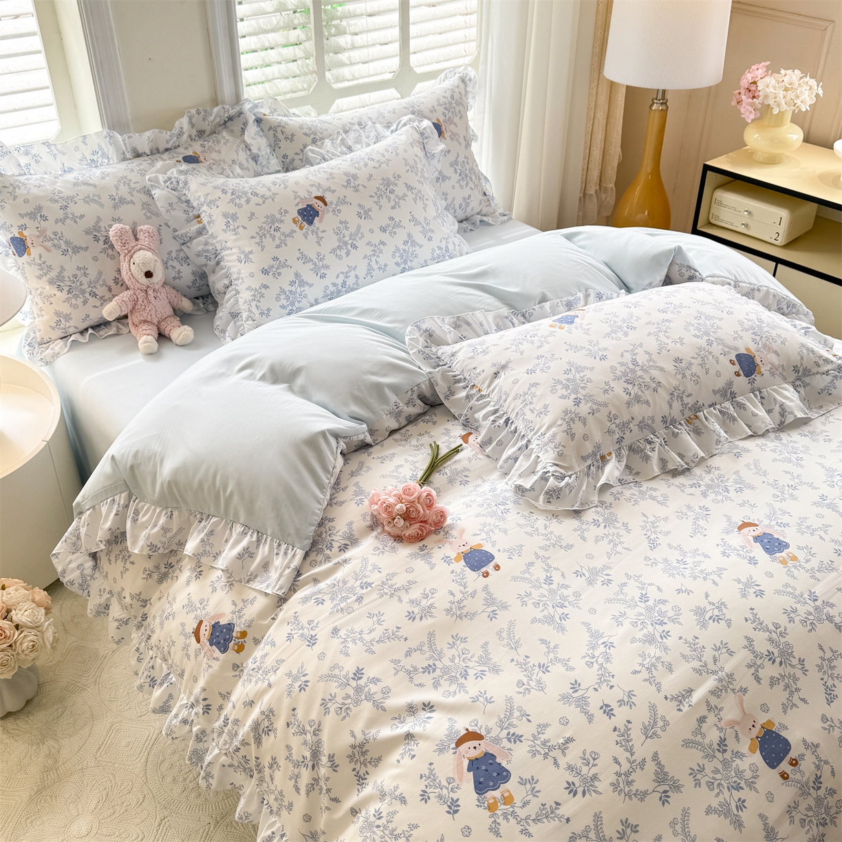 91家纺网 家纺一手货源 找家纺 经年 2026新款韩版花边水洗云朵棉四件套 森林兔蓝