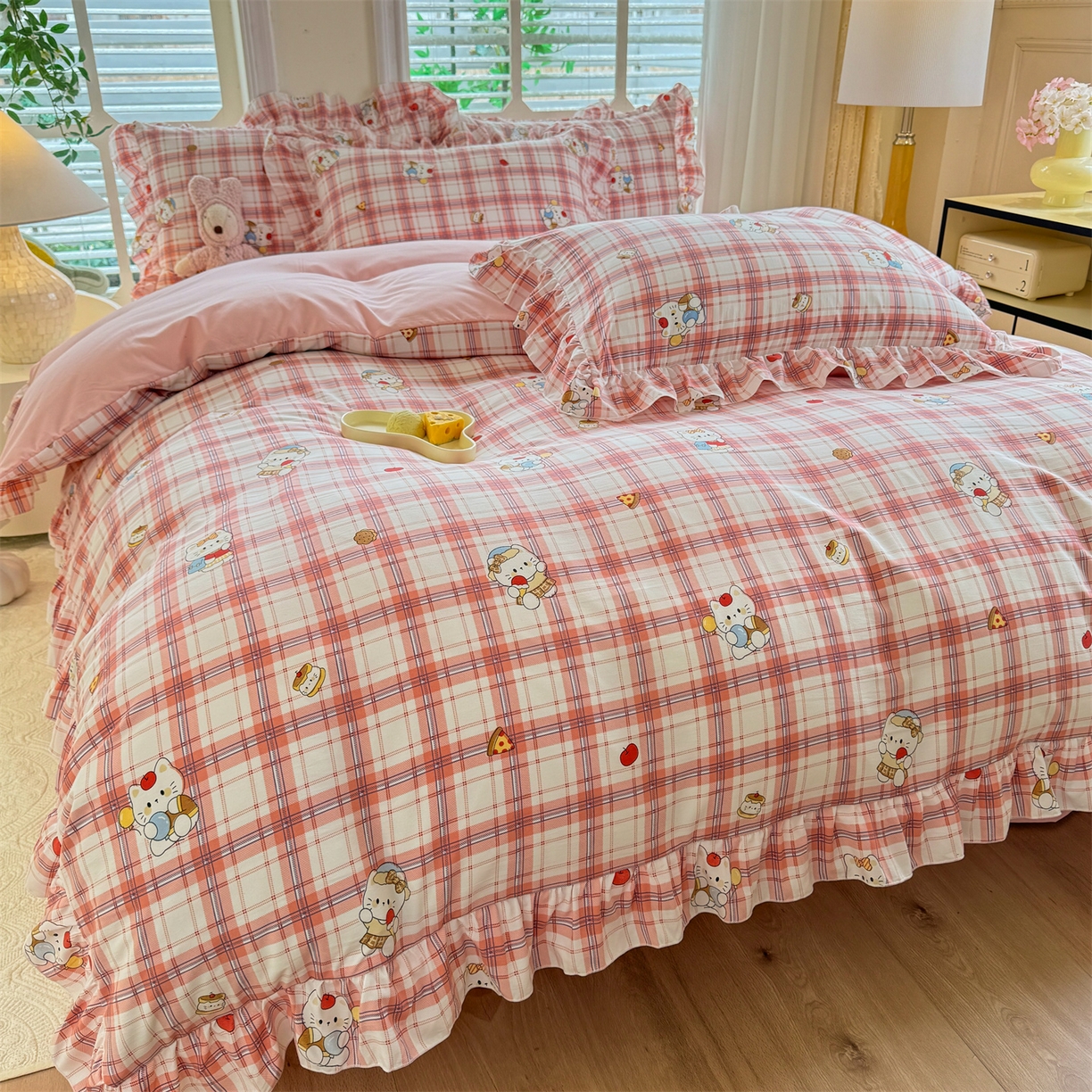 91家纺网 家纺一手货源 找家纺 经年 2026新款韩版花边水洗云朵棉四件套 复古K猫粉