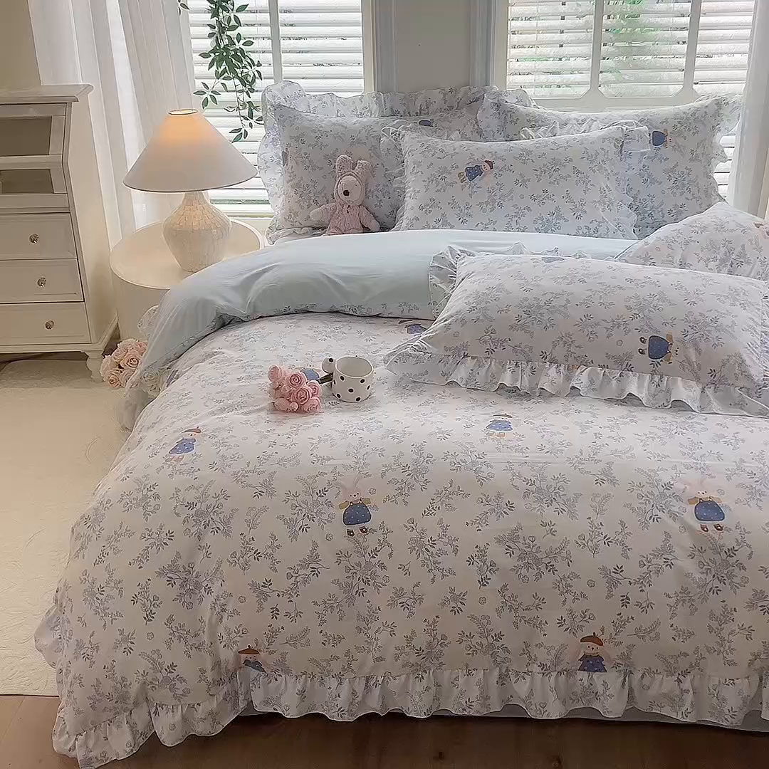 91家纺网 家纺一手货源 找家纺 经年 2026新款韩版花边水洗云朵棉四件套 森林兔蓝