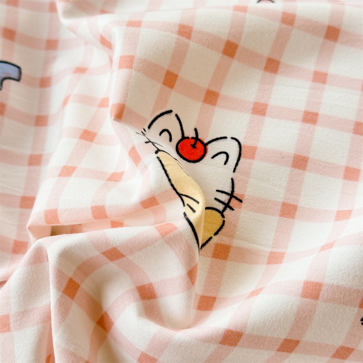 91家纺网 家纺一手货源 找家纺 经年 2026新款韩版花边水洗云朵棉四件套 粉格小猫