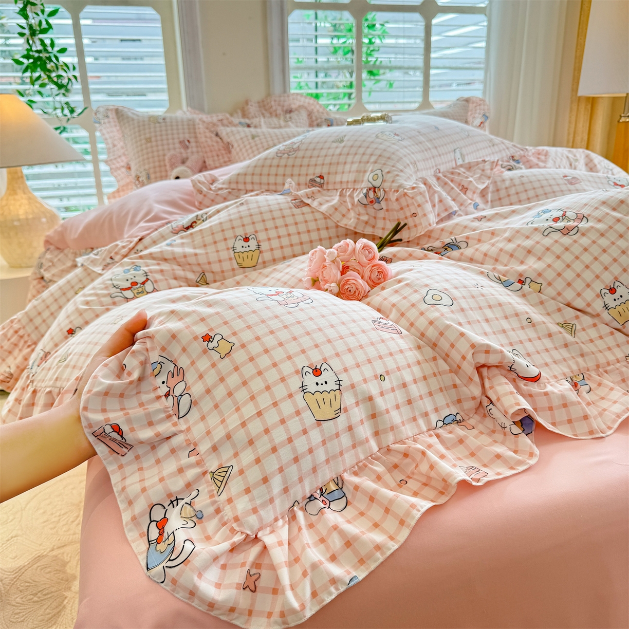 91家纺网 家纺一手货源 找家纺 经年 2026新款韩版花边水洗云朵棉四件套 粉格小猫