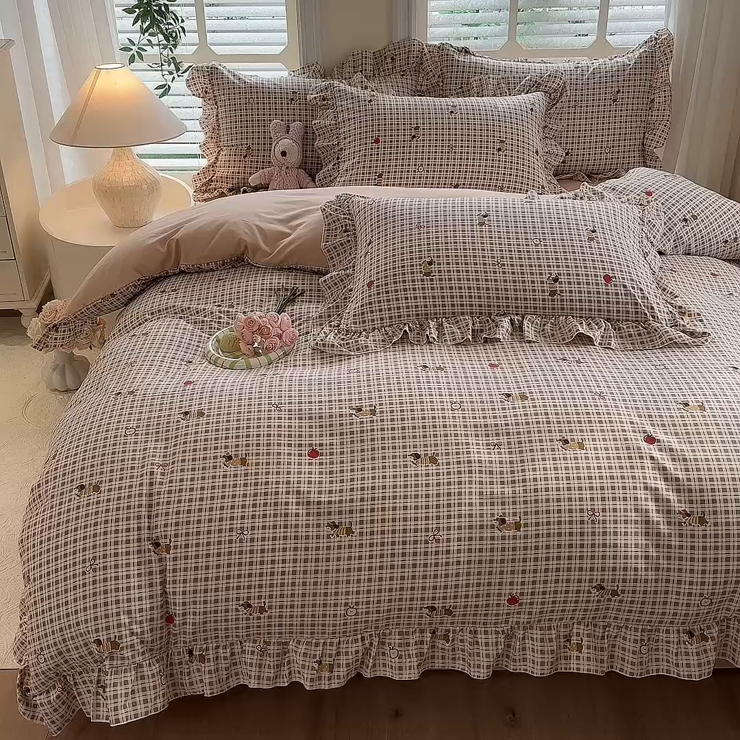 91家纺网 家纺一手货源 找家纺 经年 2026新款韩版花边水洗云朵棉四件套 美拉腊肠狗