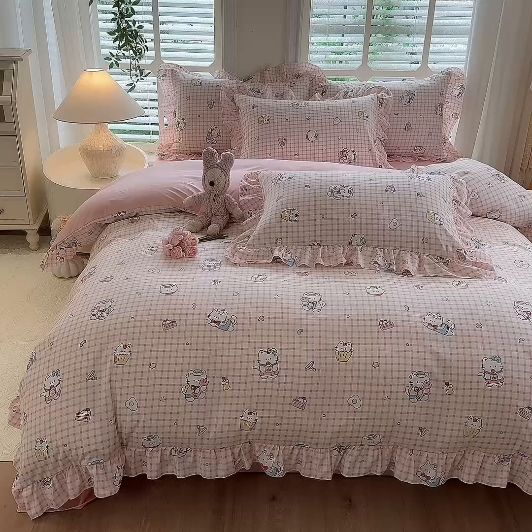 91家纺网 家纺一手货源 找家纺 经年 2026新款韩版花边水洗云朵棉四件套 粉格小猫