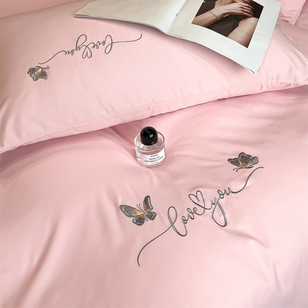 91家纺网 家纺一手货源 找家纺 经年 2026春夏新款亲肤棉加厚磨毛刺绣四件套-蝶舞 蝶舞-粉