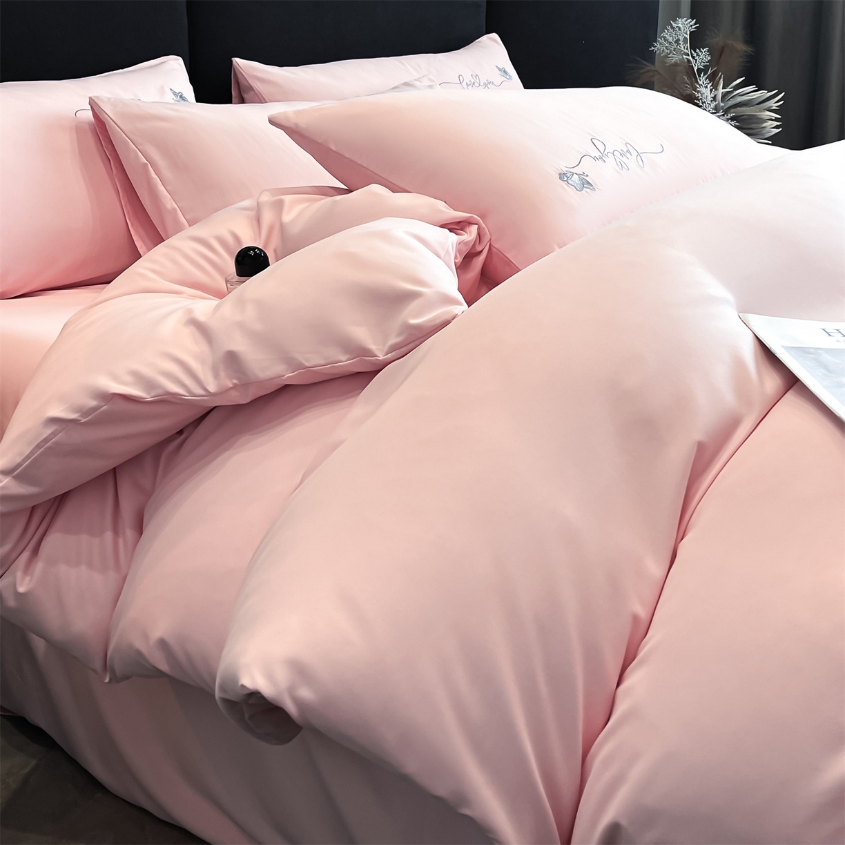 91家纺网 家纺一手货源 找家纺 经年 2026春夏新款亲肤棉加厚磨毛刺绣四件套-蝶舞 蝶舞-粉