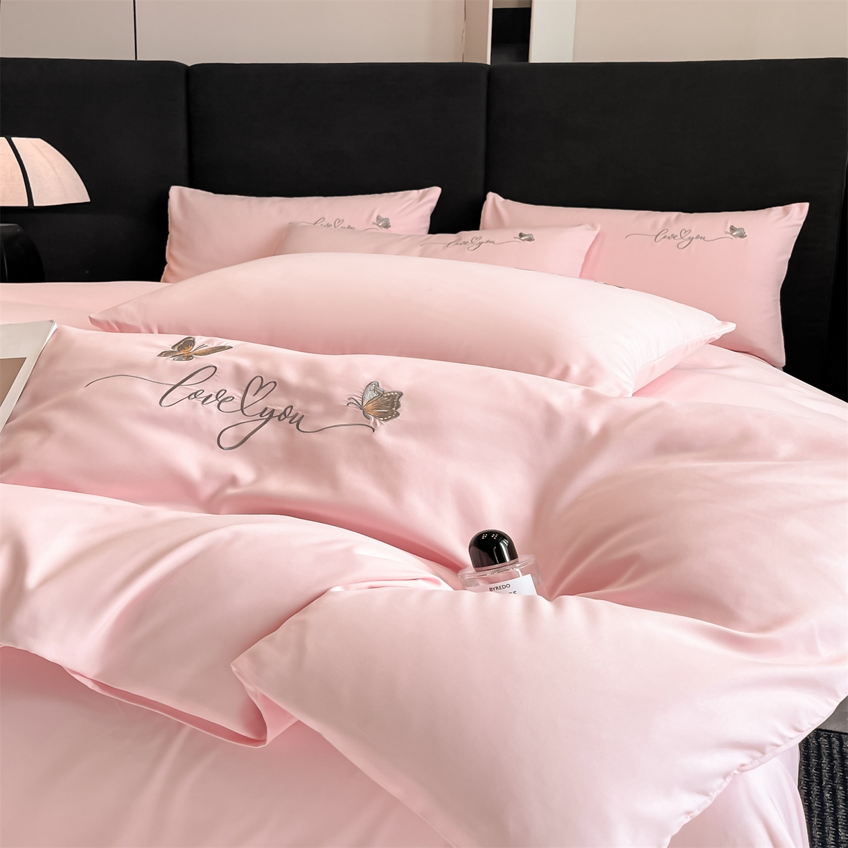 91家纺网 家纺一手货源 找家纺 经年 2026春夏新款亲肤棉加厚磨毛刺绣四件套-蝶舞 蝶舞-粉