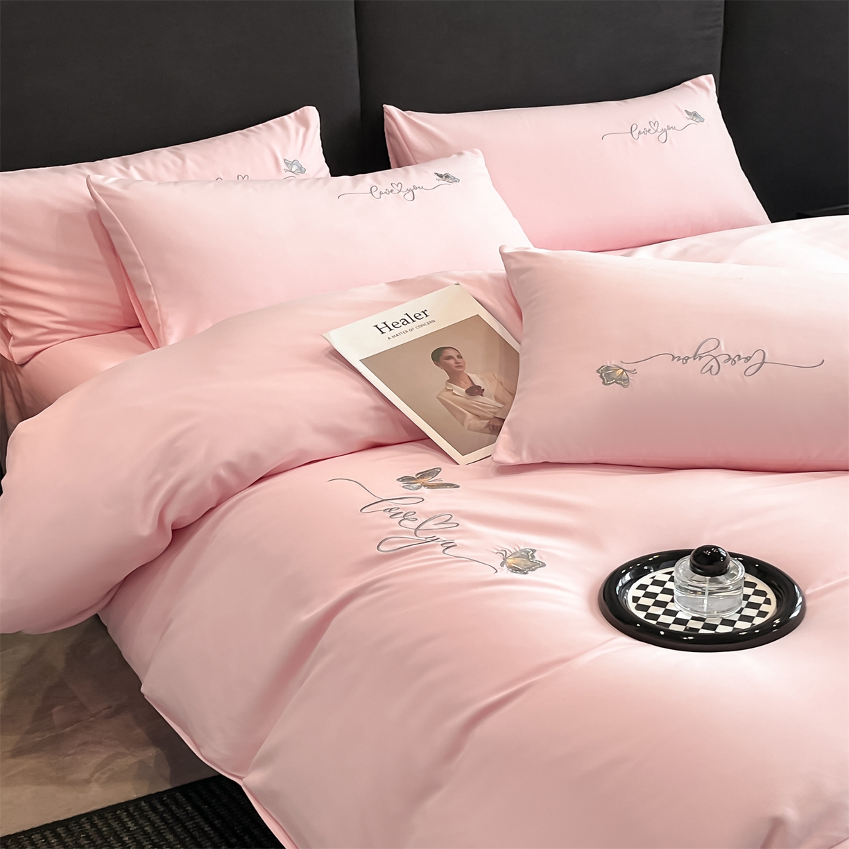 91家纺网 家纺一手货源 找家纺 经年 2026春夏新款亲肤棉加厚磨毛刺绣四件套-蝶舞 蝶舞-粉