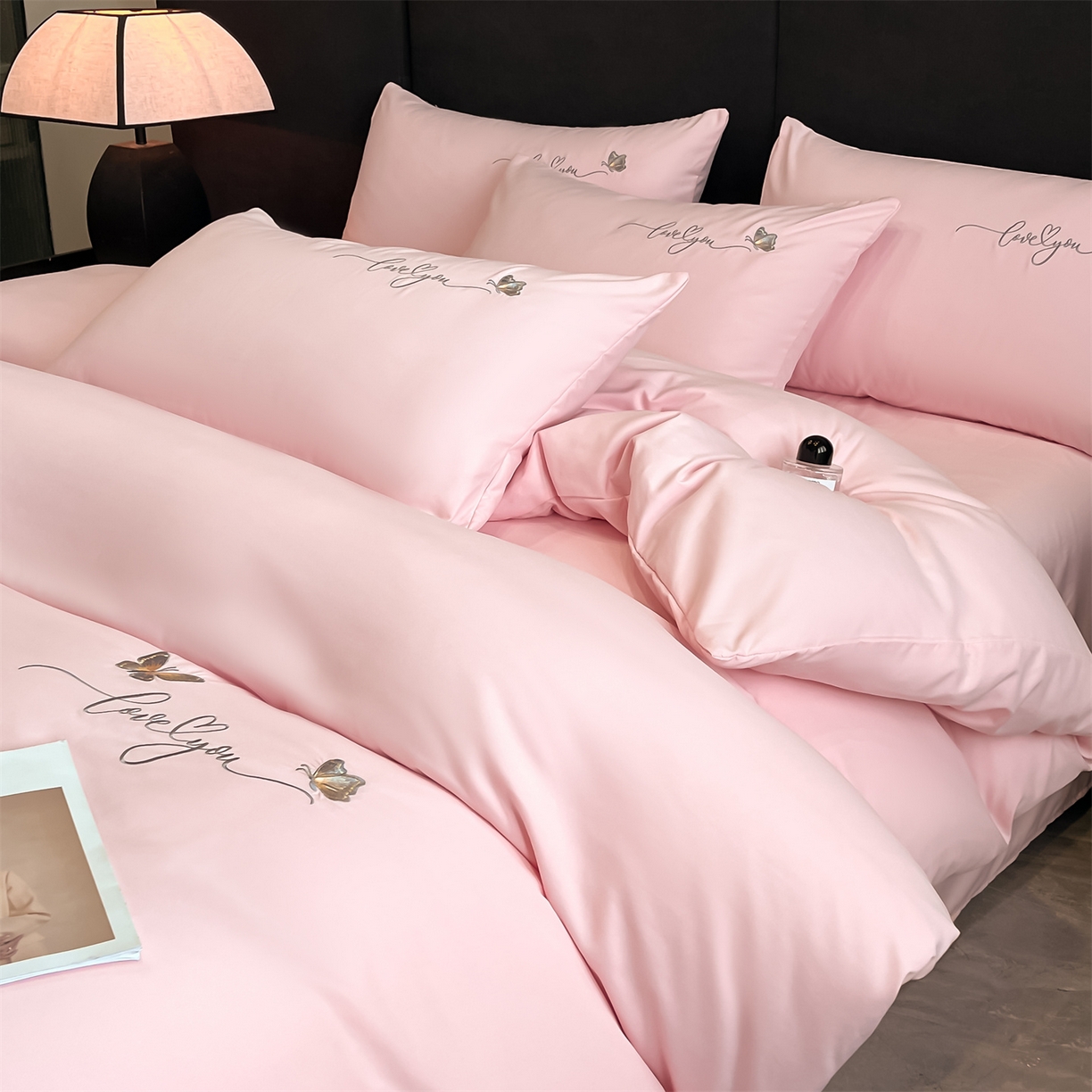 91家纺网 家纺一手货源 找家纺 经年 2026春夏新款亲肤棉加厚磨毛刺绣四件套-蝶舞 蝶舞-粉