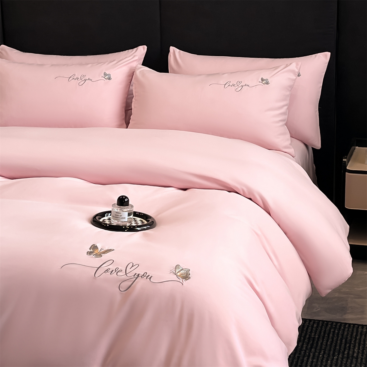 91家纺网 家纺一手货源 找家纺 经年 2026春夏新款亲肤棉加厚磨毛刺绣四件套-蝶舞 蝶舞-粉