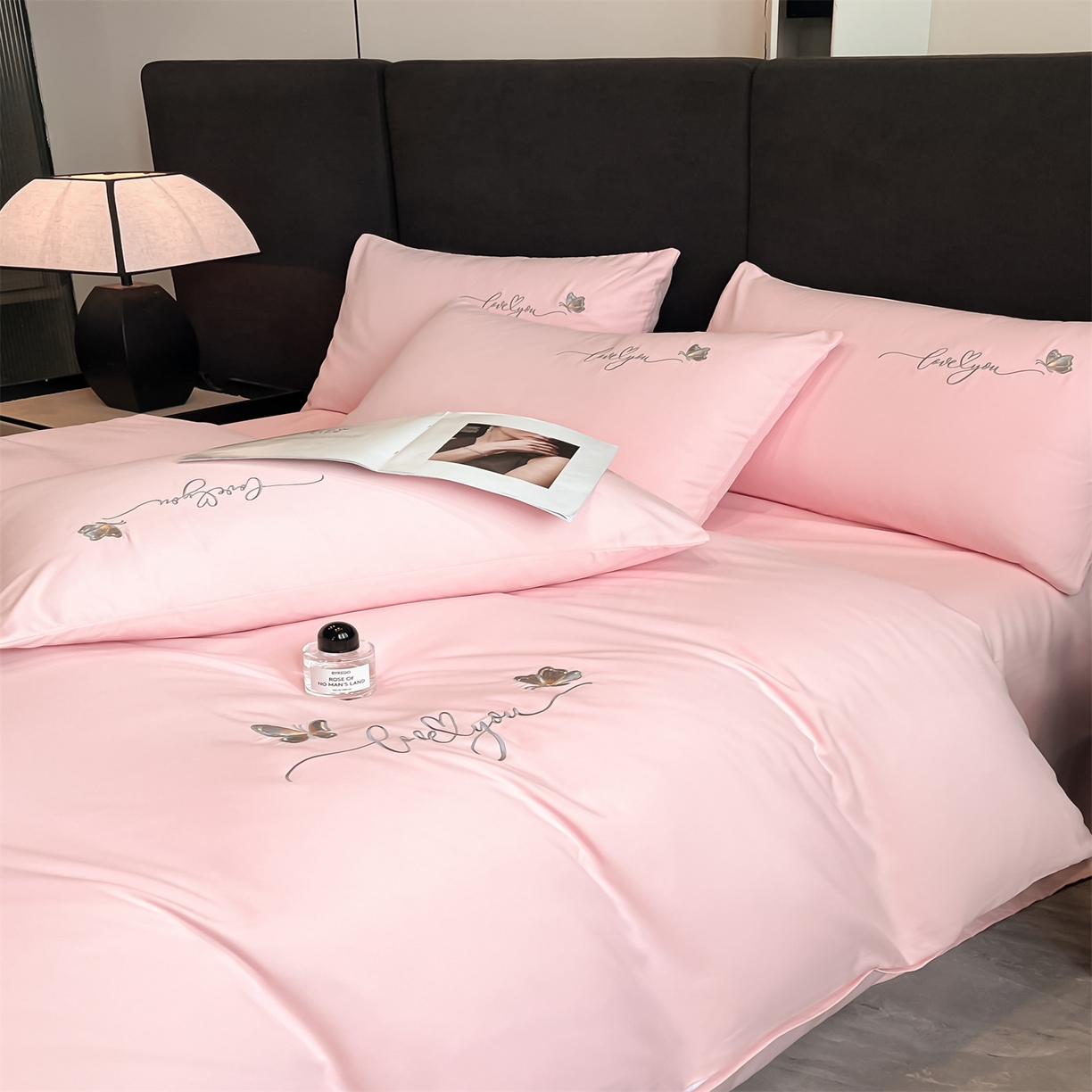 91家纺网 家纺一手货源 找家纺 经年 2026春夏新款亲肤棉加厚磨毛刺绣四件套-蝶舞 蝶舞-粉