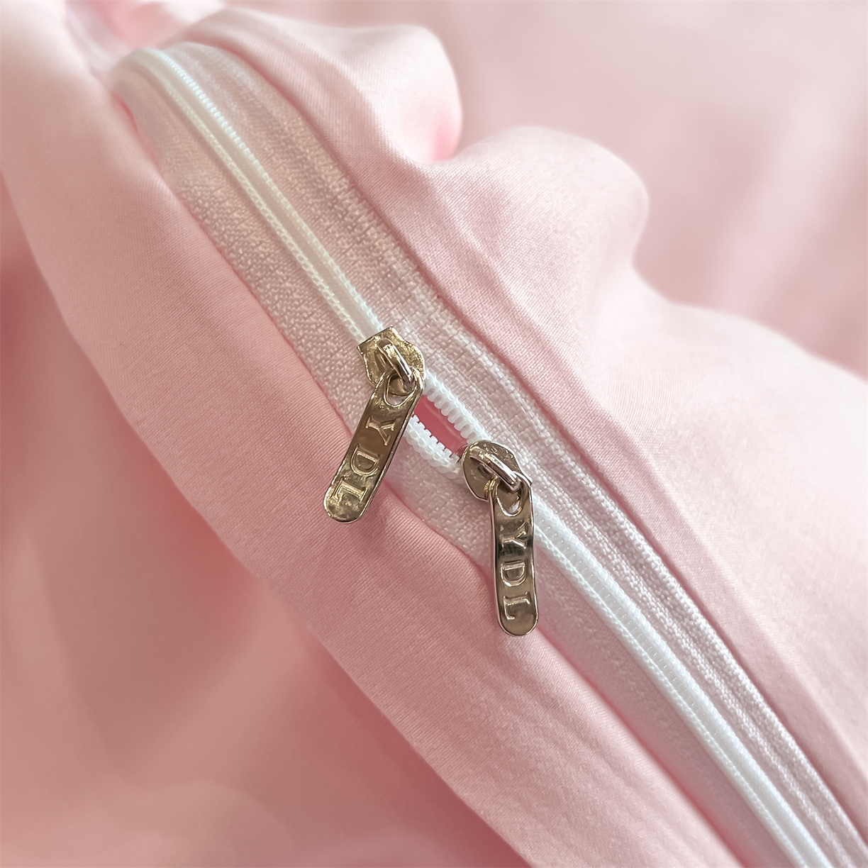 91家纺网 家纺一手货源 找家纺 经年 2026春夏新款亲肤棉加厚磨毛刺绣四件套-蝶舞 蝶舞-粉