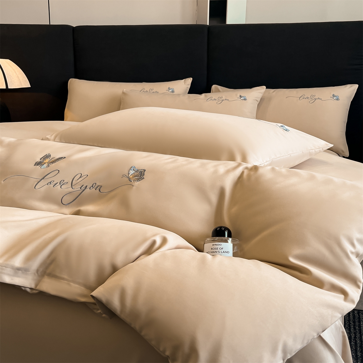 91家纺网 家纺一手货源 找家纺 经年 2026春夏新款亲肤棉加厚磨毛刺绣四件套-蝶舞 蝶舞-香槟