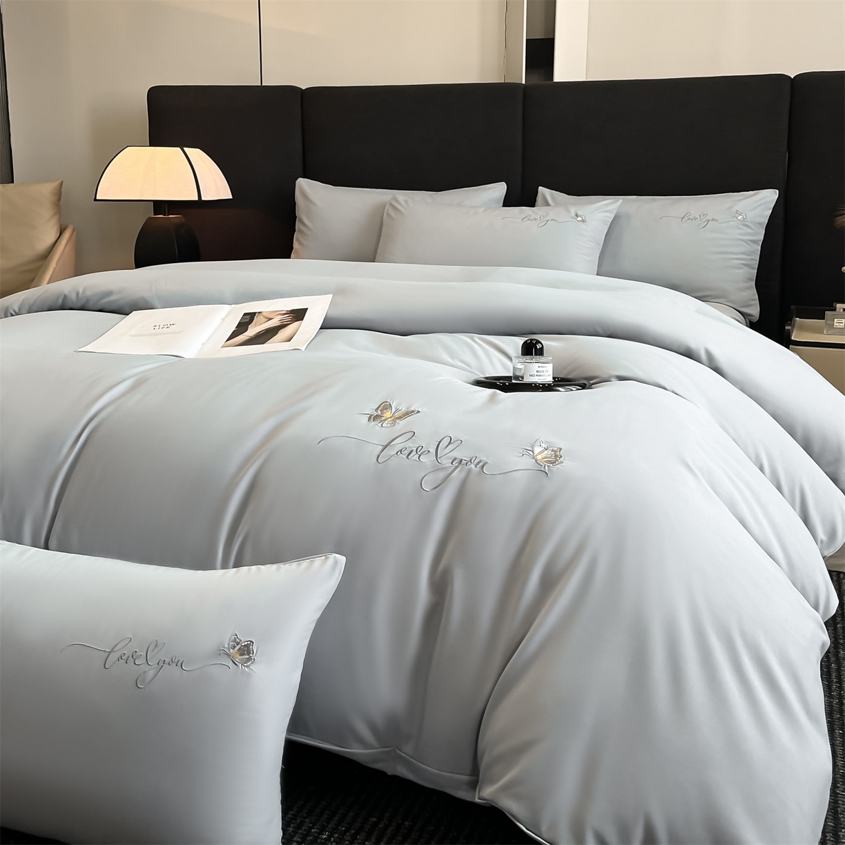 91家纺网 家纺一手货源 找家纺 经年 2026春夏新款亲肤棉加厚磨毛刺绣四件套-蝶舞 蝶舞-浅灰