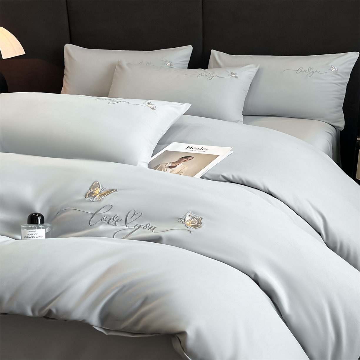 91家纺网 家纺一手货源 找家纺 经年 2026春夏新款亲肤棉加厚磨毛刺绣四件套-蝶舞 蝶舞-浅灰