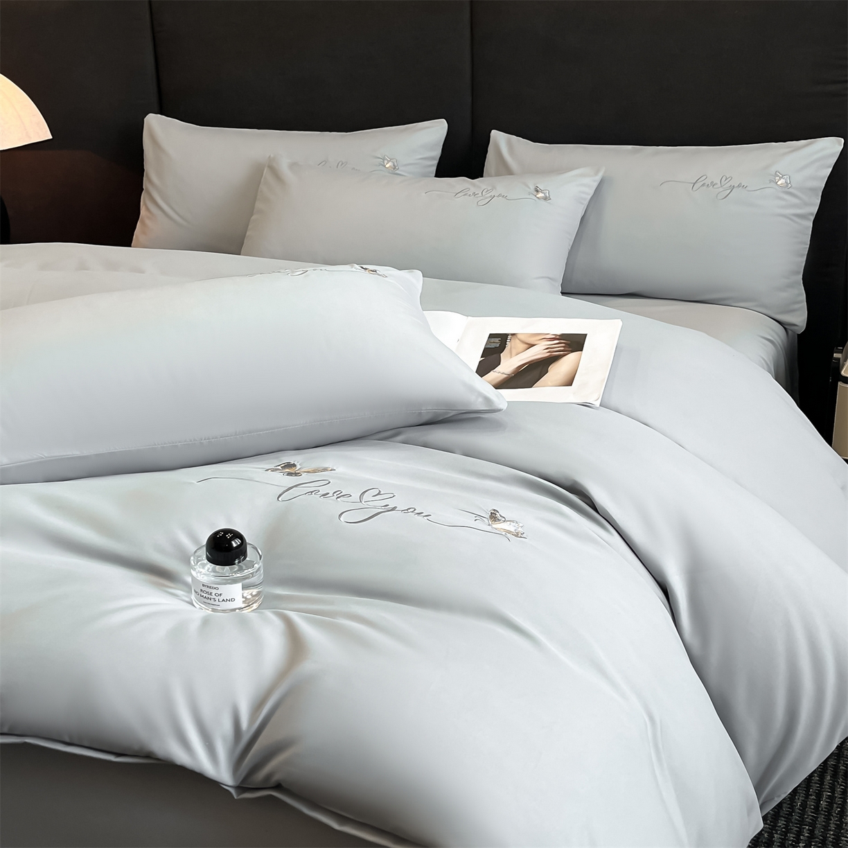 91家纺网 家纺一手货源 找家纺 经年 2026春夏新款亲肤棉加厚磨毛刺绣四件套-蝶舞 蝶舞-浅灰