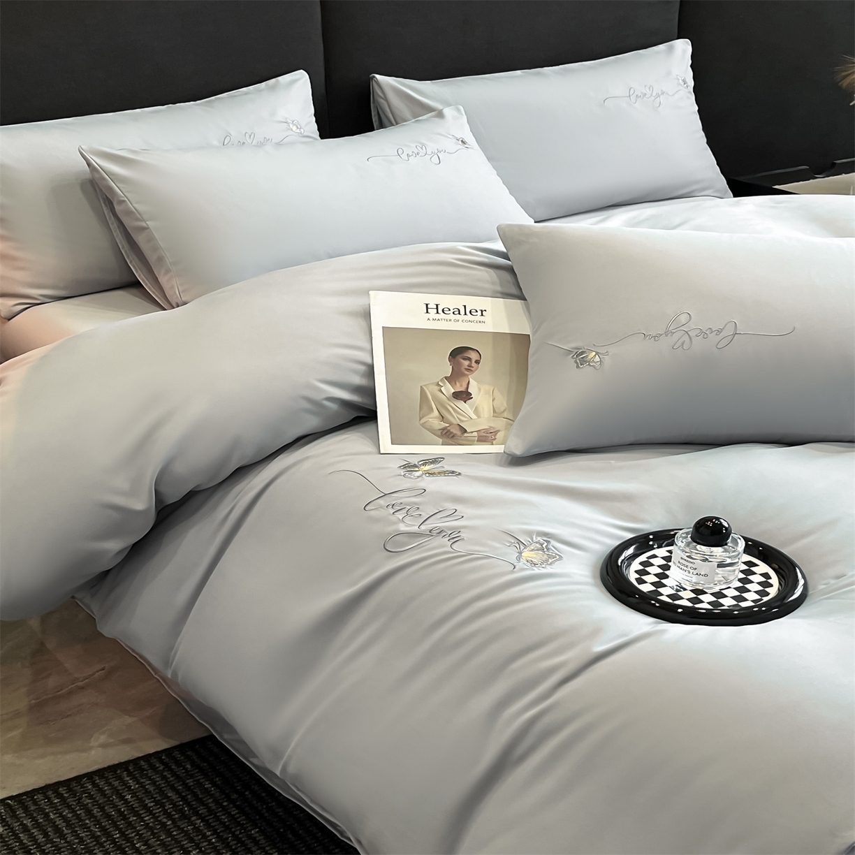 91家纺网 家纺一手货源 找家纺 经年 2026春夏新款亲肤棉加厚磨毛刺绣四件套-蝶舞 蝶舞-浅灰