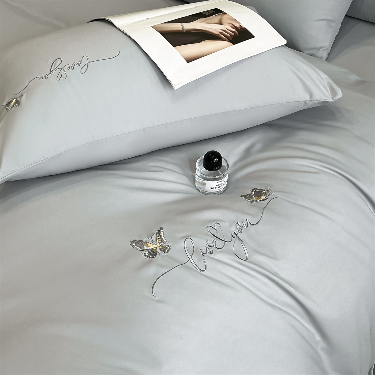 91家纺网 家纺一手货源 找家纺 经年 2026春夏新款亲肤棉加厚磨毛刺绣四件套-蝶舞 蝶舞-浅灰