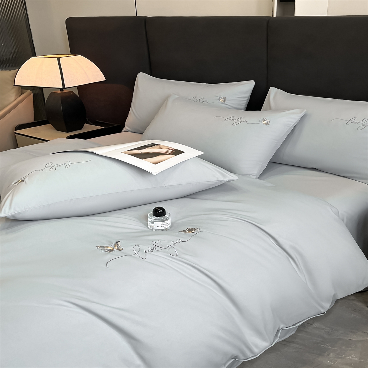 91家纺网 家纺一手货源 找家纺 经年 2026春夏新款亲肤棉加厚磨毛刺绣四件套-蝶舞 蝶舞-浅灰