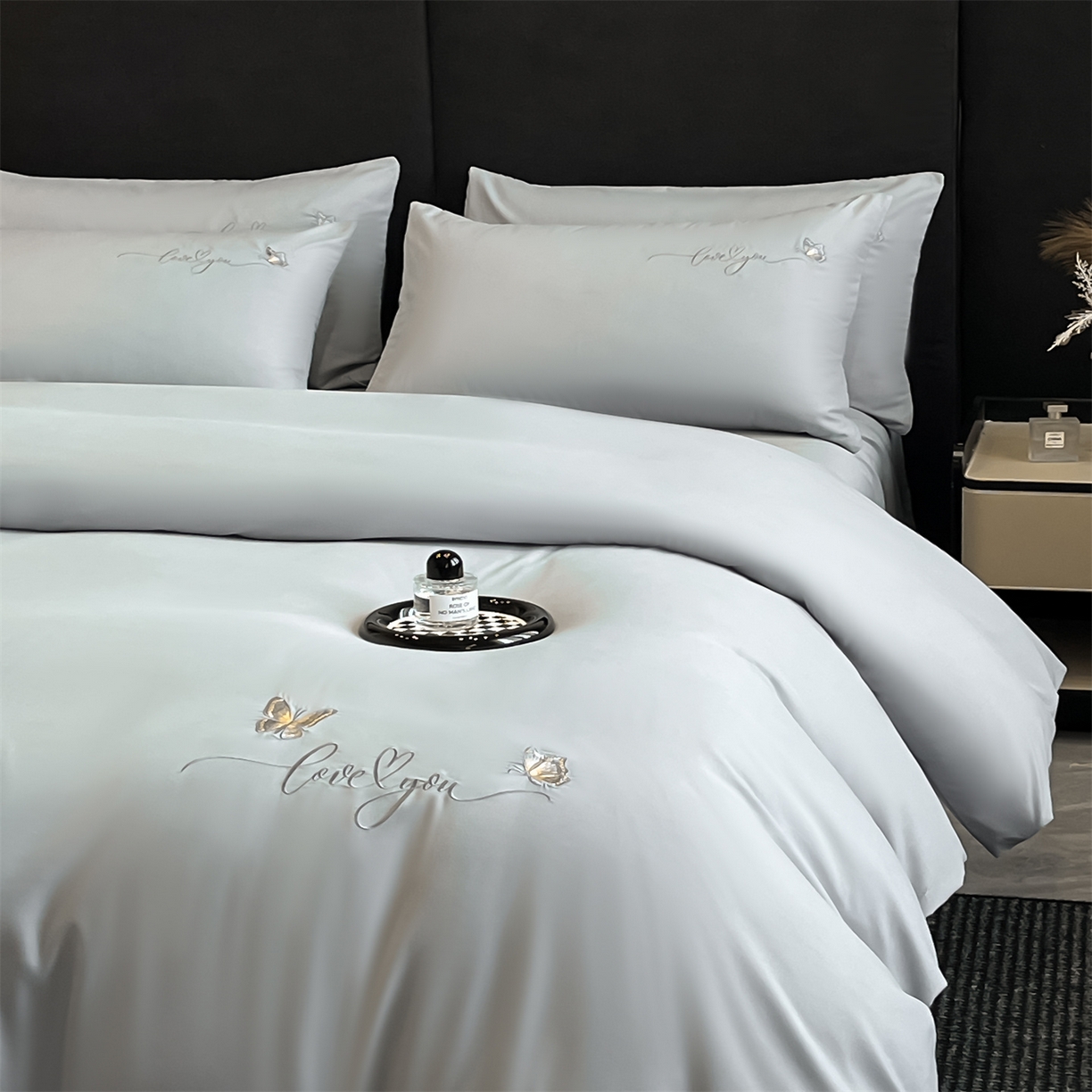 91家纺网 家纺一手货源 找家纺 经年 2026春夏新款亲肤棉加厚磨毛刺绣四件套-蝶舞 蝶舞-浅灰