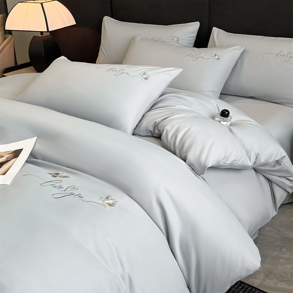 91家纺网 家纺一手货源 找家纺 经年 2026春夏新款亲肤棉加厚磨毛刺绣四件套-蝶舞 蝶舞-浅灰