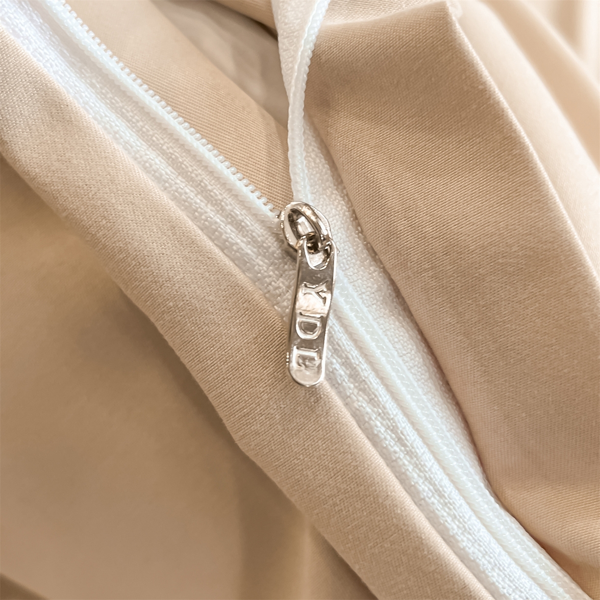 91家纺网 家纺一手货源 找家纺 经年 2026春夏新款亲肤棉加厚磨毛刺绣四件套-蝶舞 蝶舞-香槟