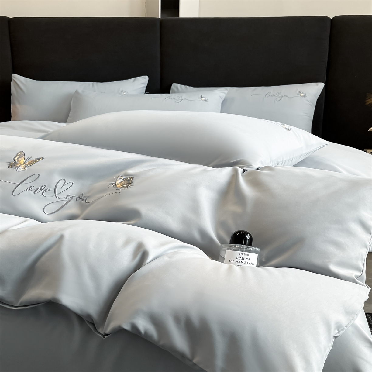 91家纺网 家纺一手货源 找家纺 经年 2026春夏新款亲肤棉加厚磨毛刺绣四件套-蝶舞 蝶舞-浅灰