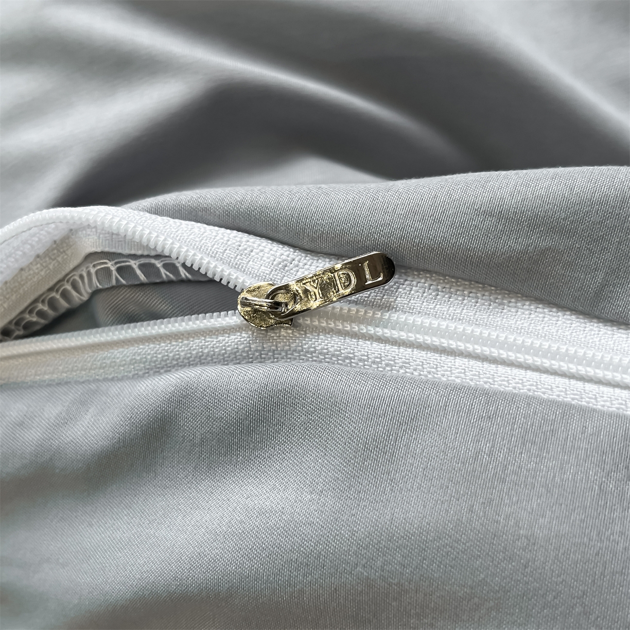 91家纺网 家纺一手货源 找家纺 经年 2026春夏新款亲肤棉加厚磨毛刺绣四件套-蝶舞 蝶舞-浅灰