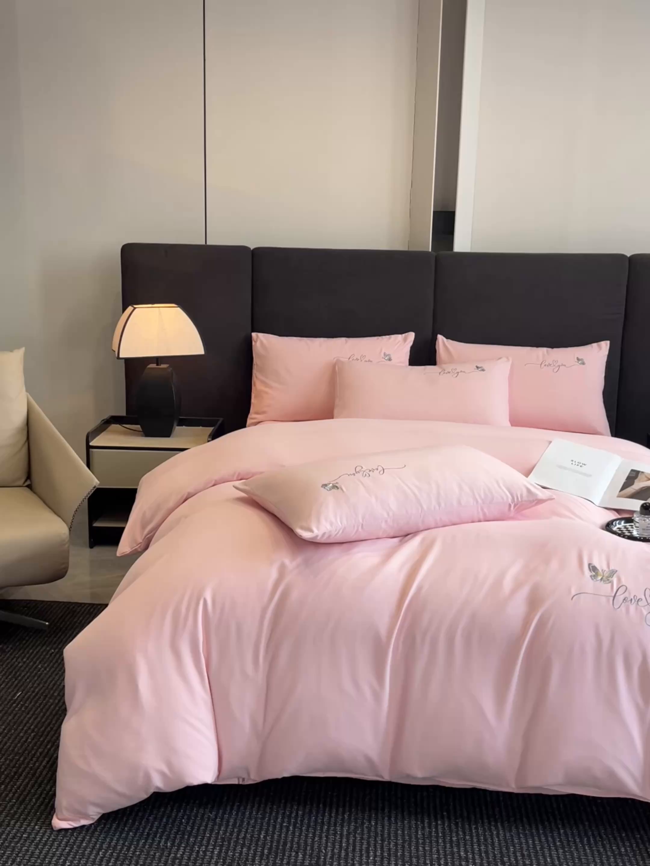 91家纺网 家纺一手货源 找家纺 经年 2026春夏新款亲肤棉加厚磨毛刺绣四件套-蝶舞 蝶舞-粉