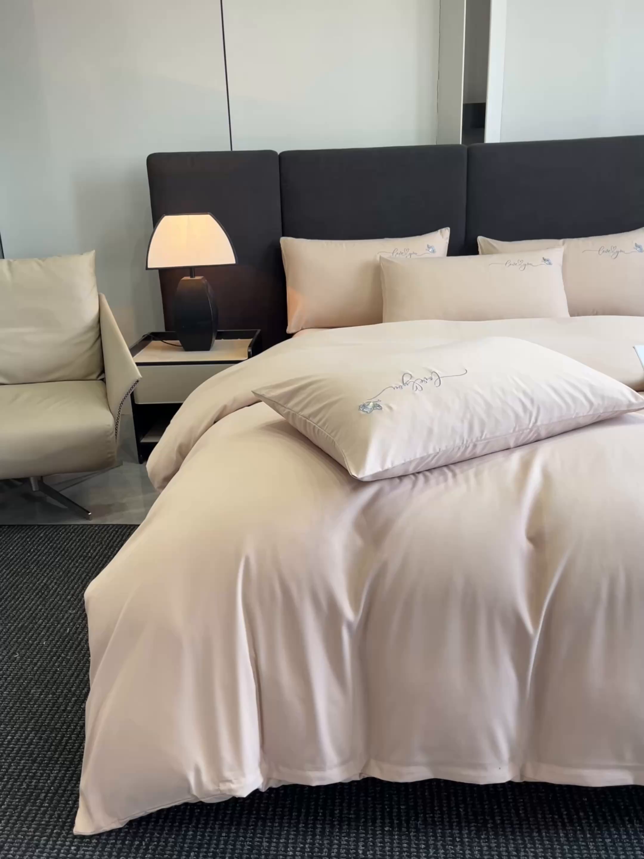 91家纺网 家纺一手货源 找家纺 经年 2026春夏新款亲肤棉加厚磨毛刺绣四件套-蝶舞 蝶舞-香槟