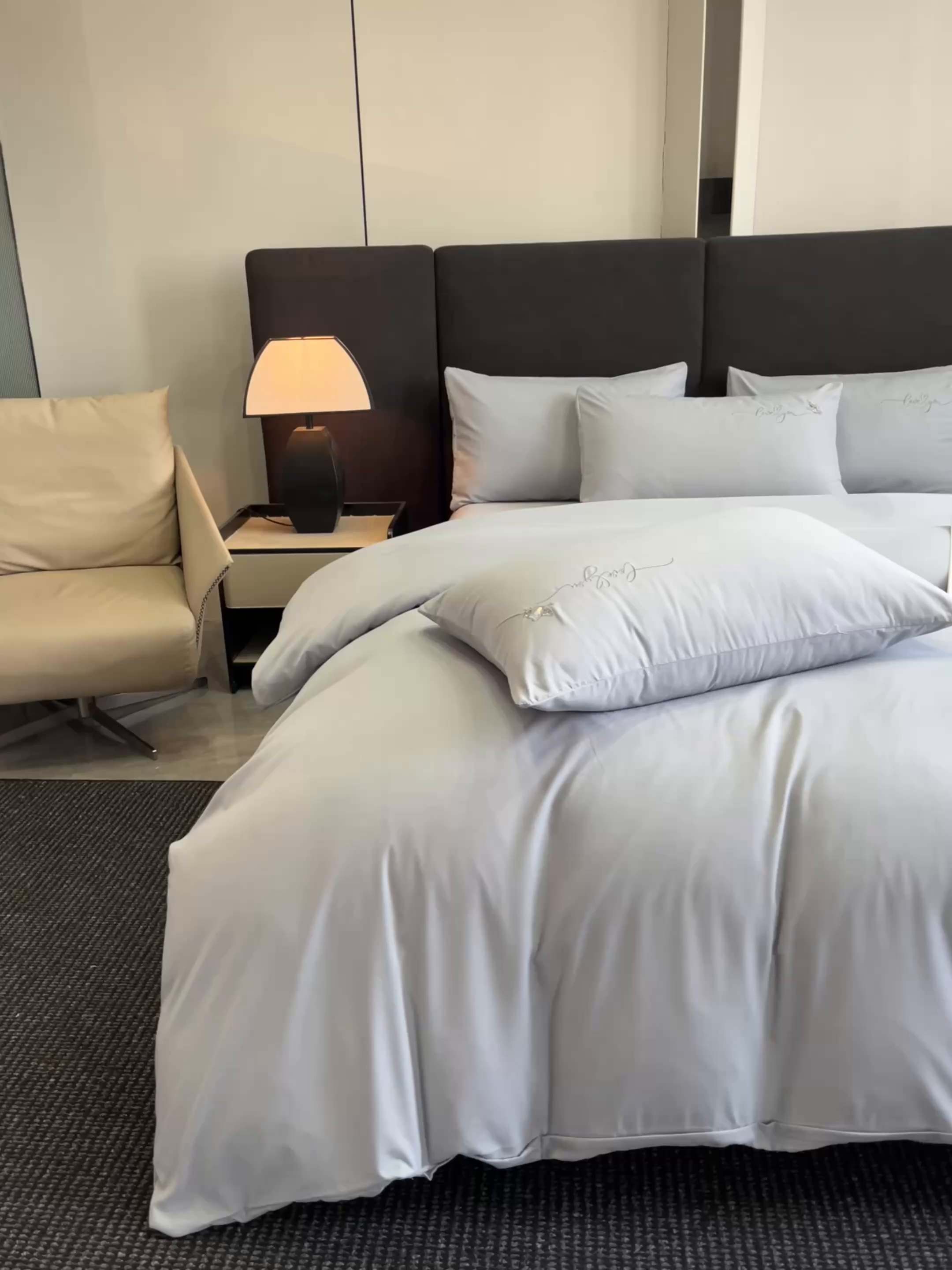 91家纺网 家纺一手货源 找家纺 经年 2026春夏新款亲肤棉加厚磨毛刺绣四件套-蝶舞 蝶舞-浅灰