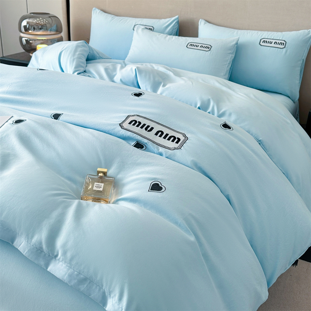 91家纺网 家纺一手货源 找家纺 经年 2026春夏新款亲肤棉加厚磨毛刺绣四件套-缪斯 缪斯-蓝色