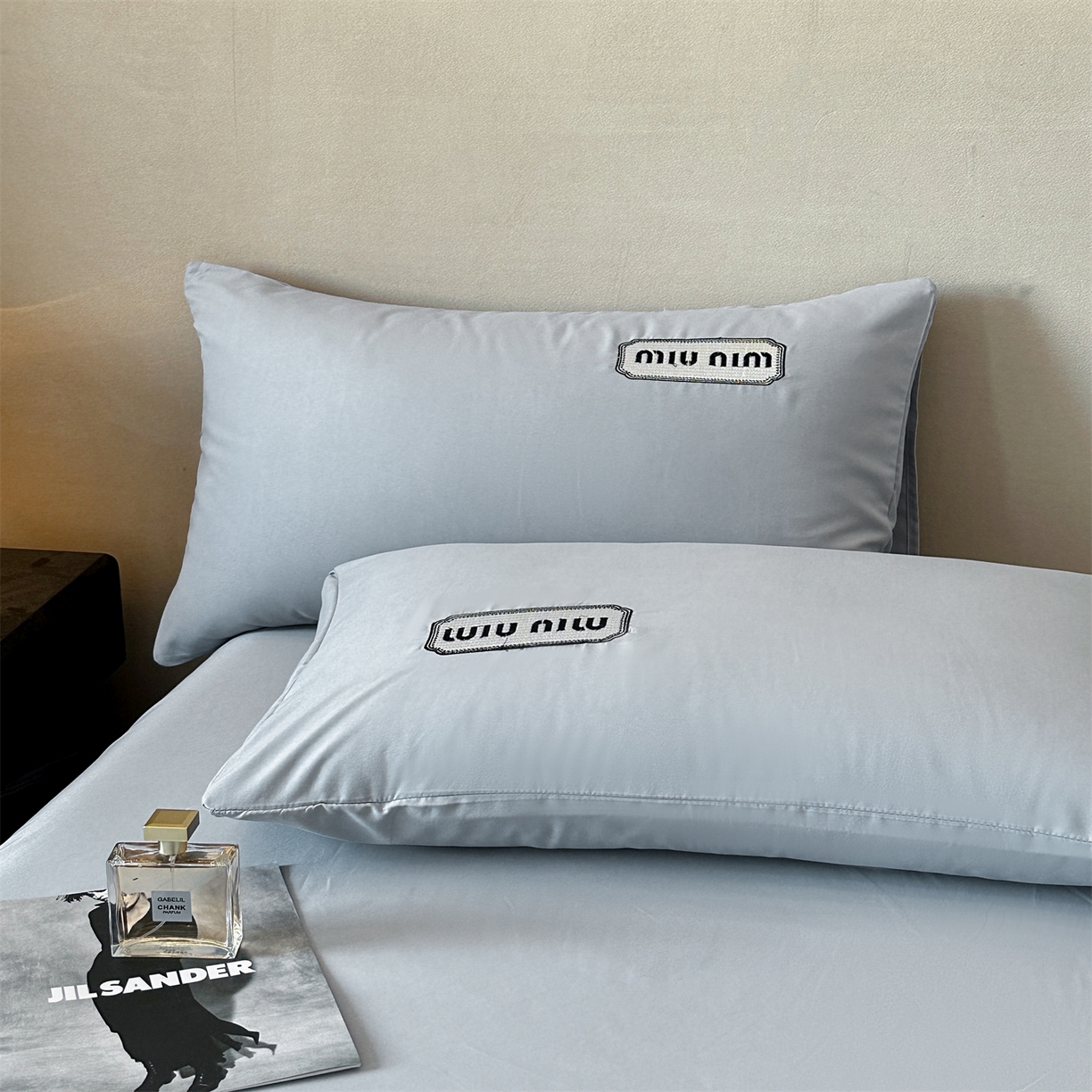 91家纺网 家纺一手货源 找家纺 经年 2026春夏新款亲肤棉加厚磨毛刺绣四件套-缪斯 缪斯-浅灰