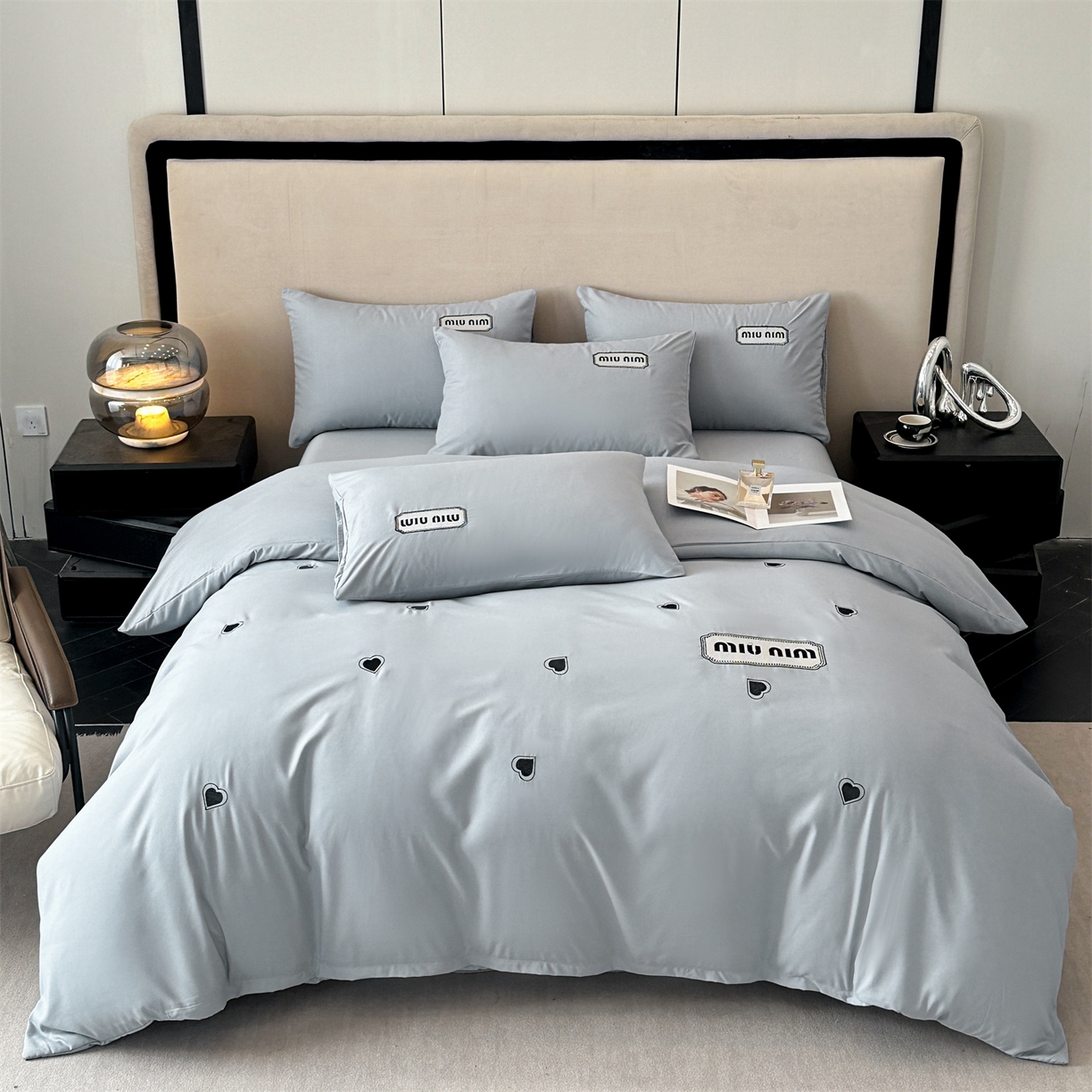 91家纺网 家纺一手货源 找家纺 经年 2026春夏新款亲肤棉加厚磨毛刺绣四件套-缪斯 缪斯-浅灰