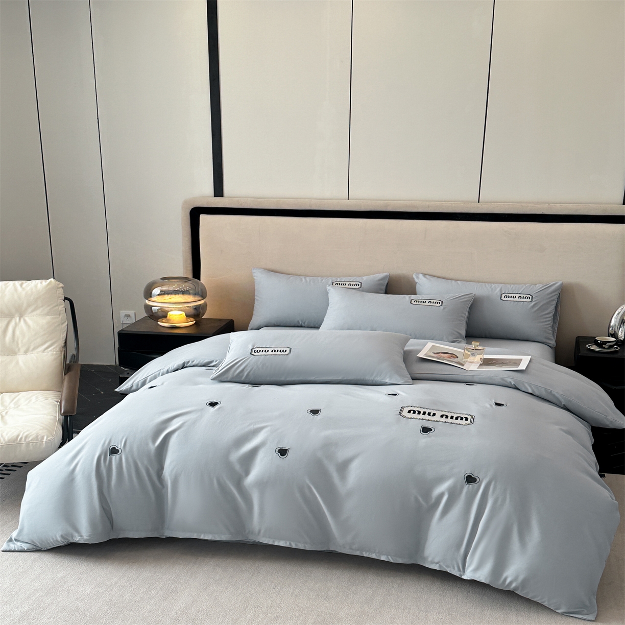 91家纺网 家纺一手货源 找家纺 经年 2026春夏新款亲肤棉加厚磨毛刺绣四件套-缪斯 缪斯-浅灰