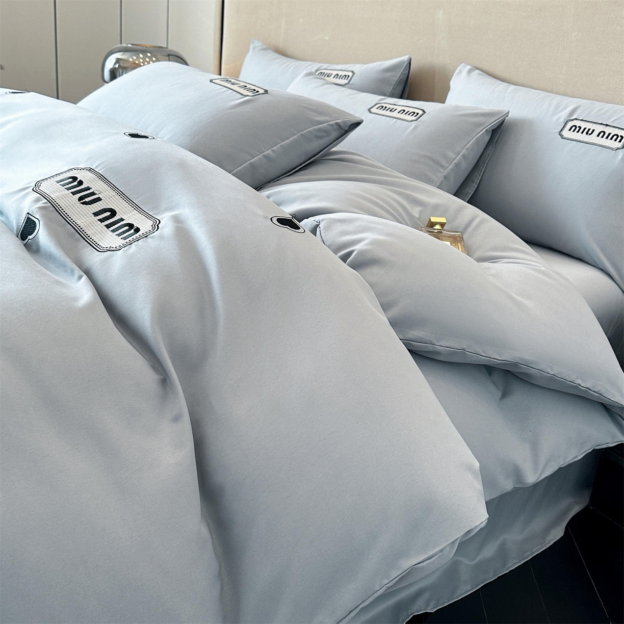 91家纺网 家纺一手货源 找家纺 经年 2026春夏新款亲肤棉加厚磨毛刺绣四件套-缪斯 缪斯-浅灰